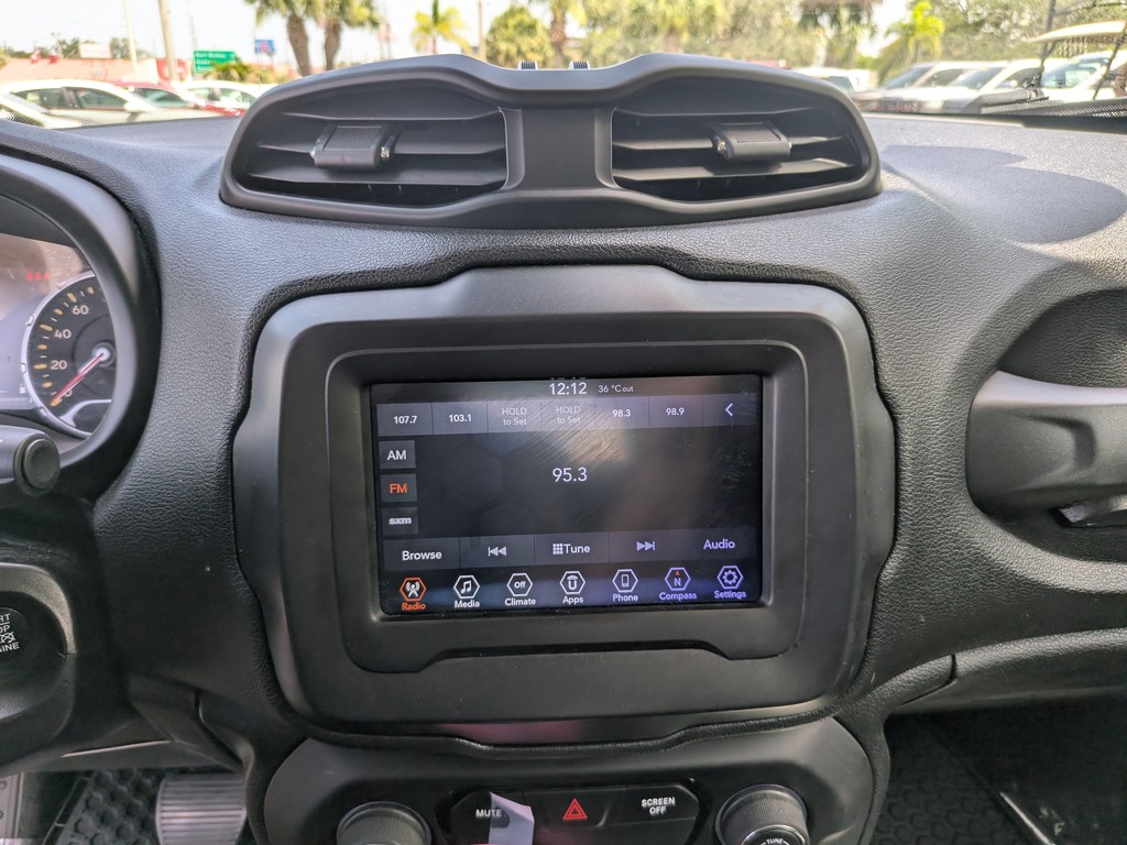 Jeep Renegade Vehicle Full-screen Gallery Image 21