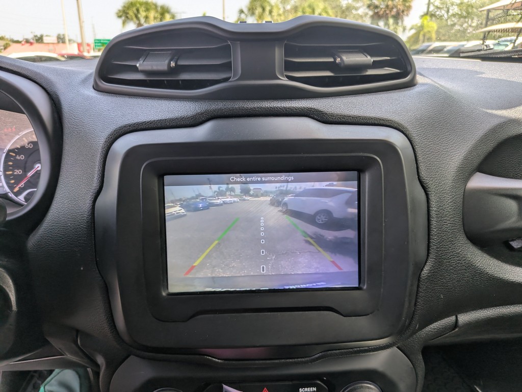 Jeep Renegade Vehicle Full-screen Gallery Image 22