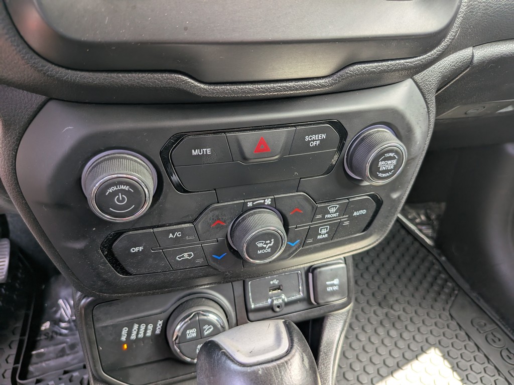 Jeep Renegade Vehicle Full-screen Gallery Image 23
