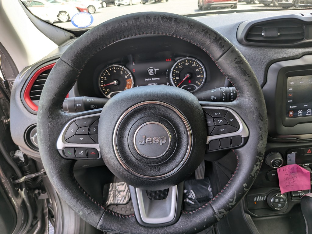 Jeep Renegade Vehicle Full-screen Gallery Image 28