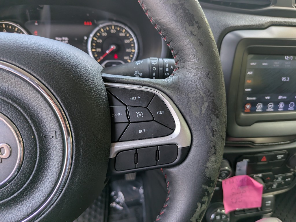 Jeep Renegade Vehicle Full-screen Gallery Image 30