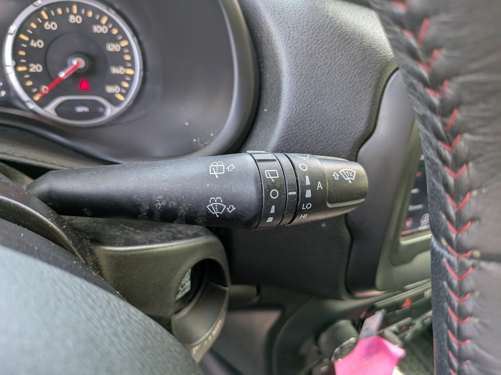 Jeep Renegade Vehicle Full-screen Gallery Image 32