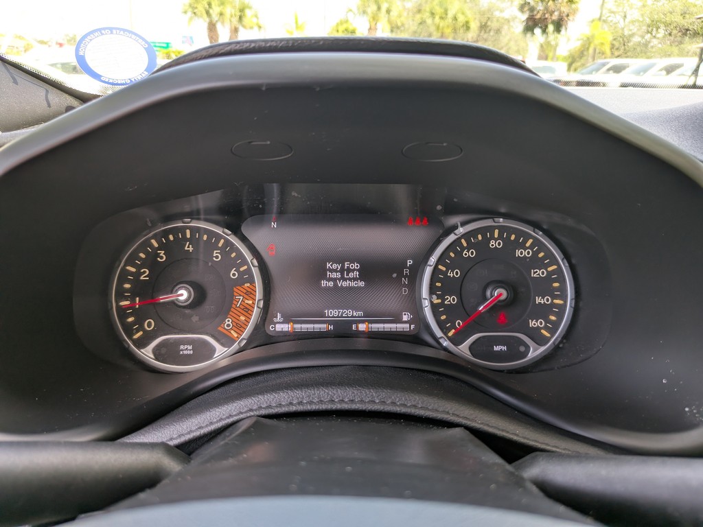 Jeep Renegade Vehicle Full-screen Gallery Image 33
