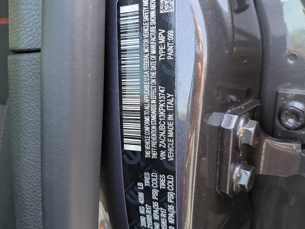 Jeep Renegade Vehicle Full-screen Gallery Image 35