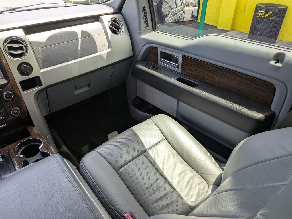 Ford F-150 Vehicle Full-screen Gallery Image 15