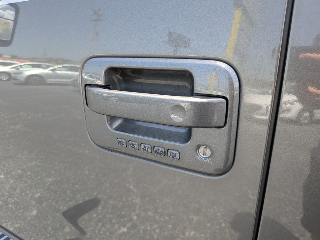 Ford F-150 Vehicle Full-screen Gallery Image 17