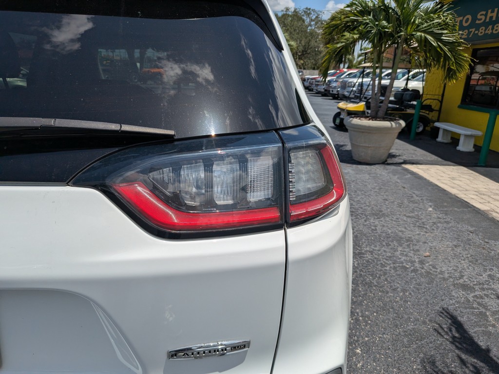 Jeep Cherokee Vehicle Full-screen Gallery Image 07
