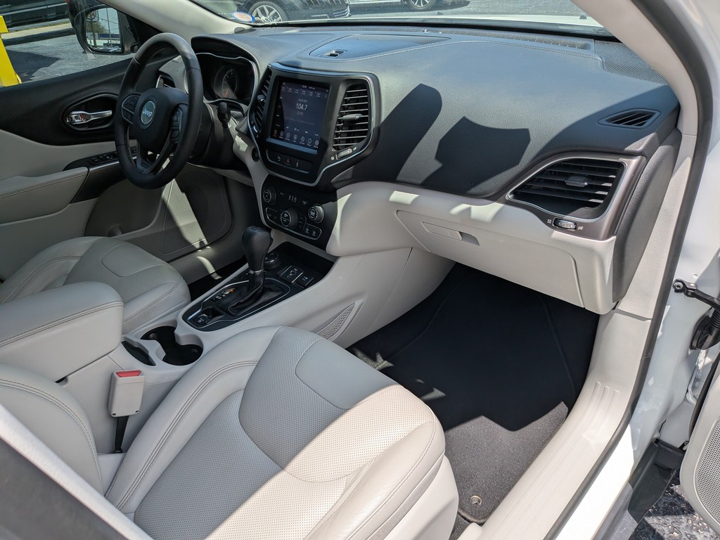 Jeep Cherokee Vehicle Full-screen Gallery Image 12