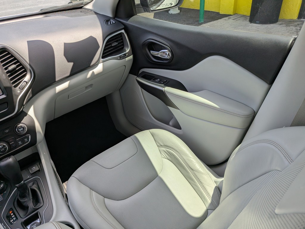 Jeep Cherokee Vehicle Full-screen Gallery Image 16
