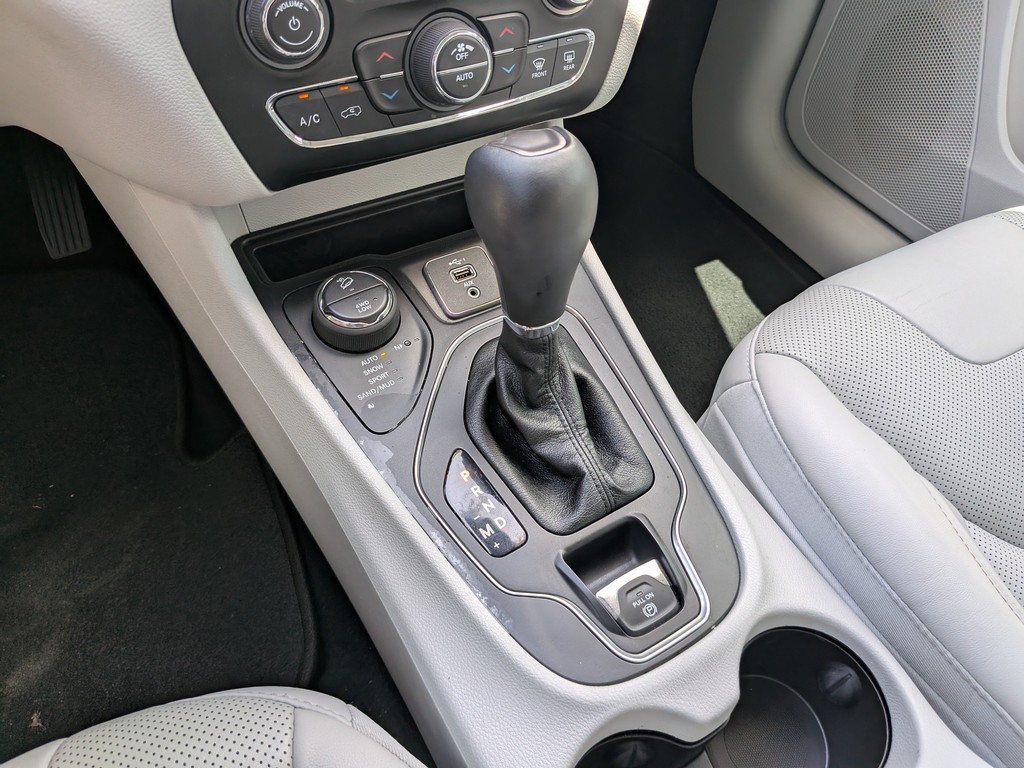 Jeep Cherokee Vehicle Full-screen Gallery Image 24