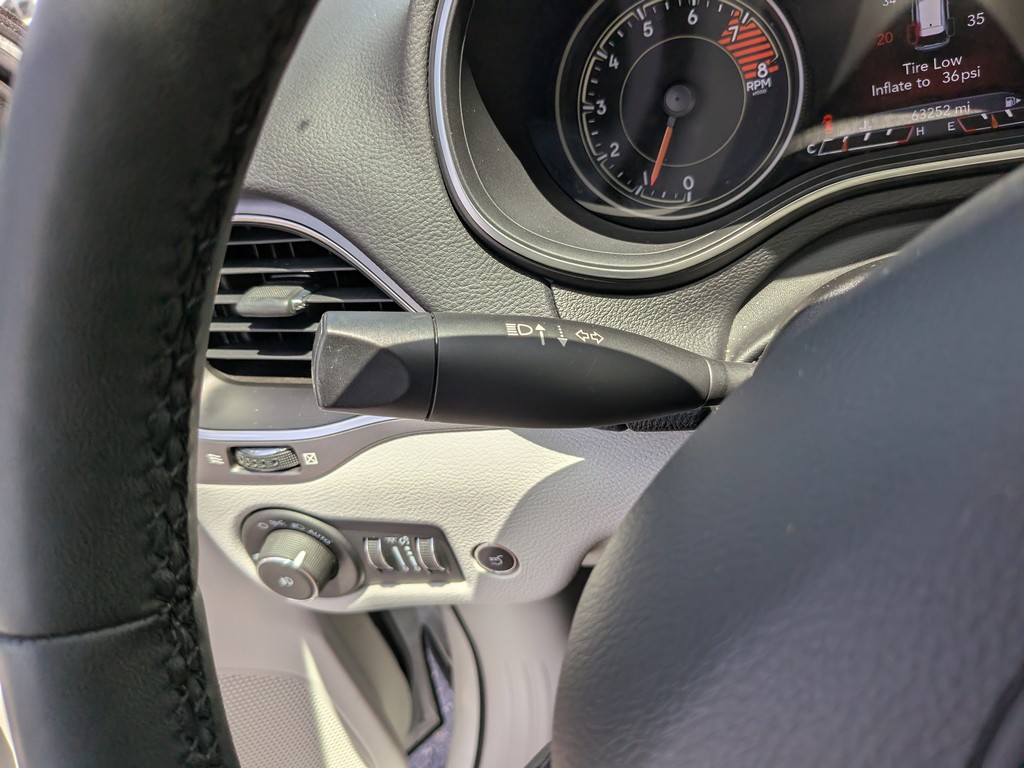 Jeep Cherokee Vehicle Full-screen Gallery Image 30