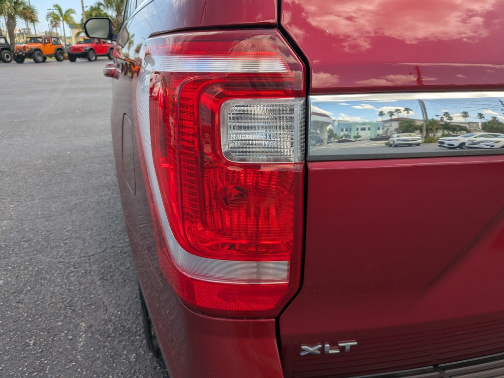 Ford Expedition Vehicle Full-screen Gallery Image 07