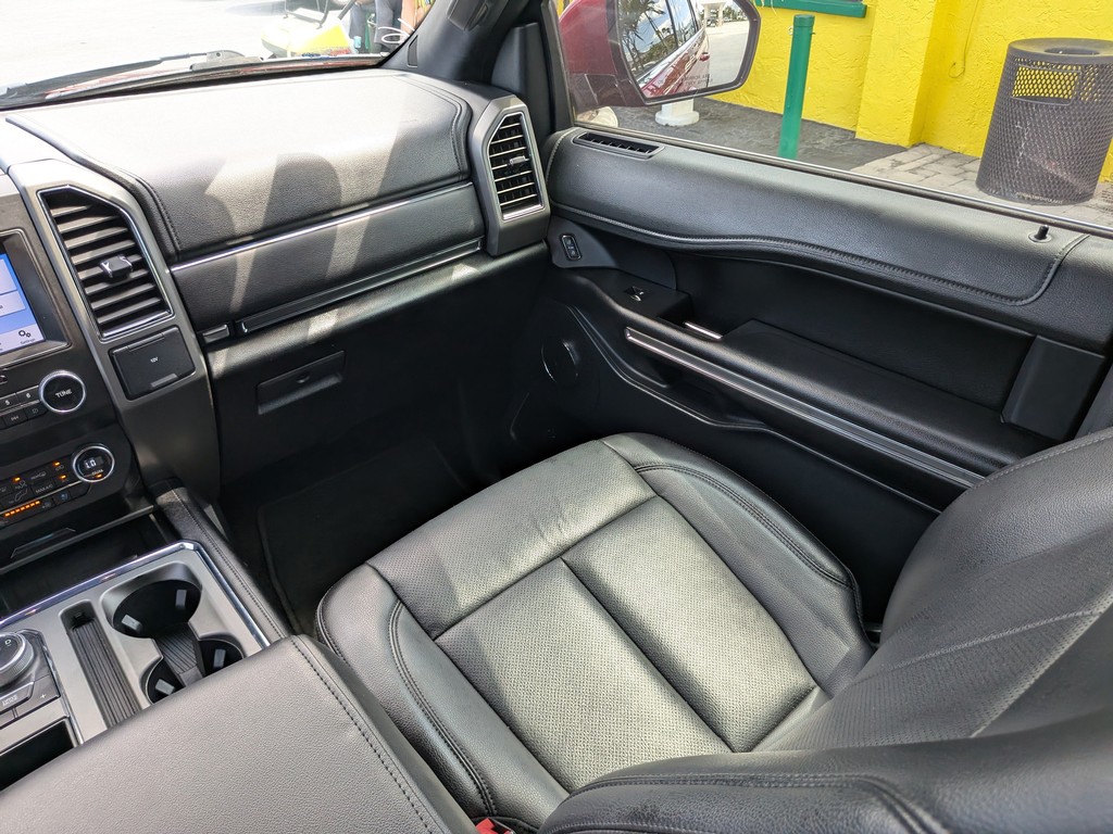 Ford Expedition Vehicle Full-screen Gallery Image 15