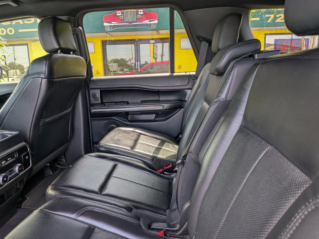 Ford Expedition Vehicle Full-screen Gallery Image 17