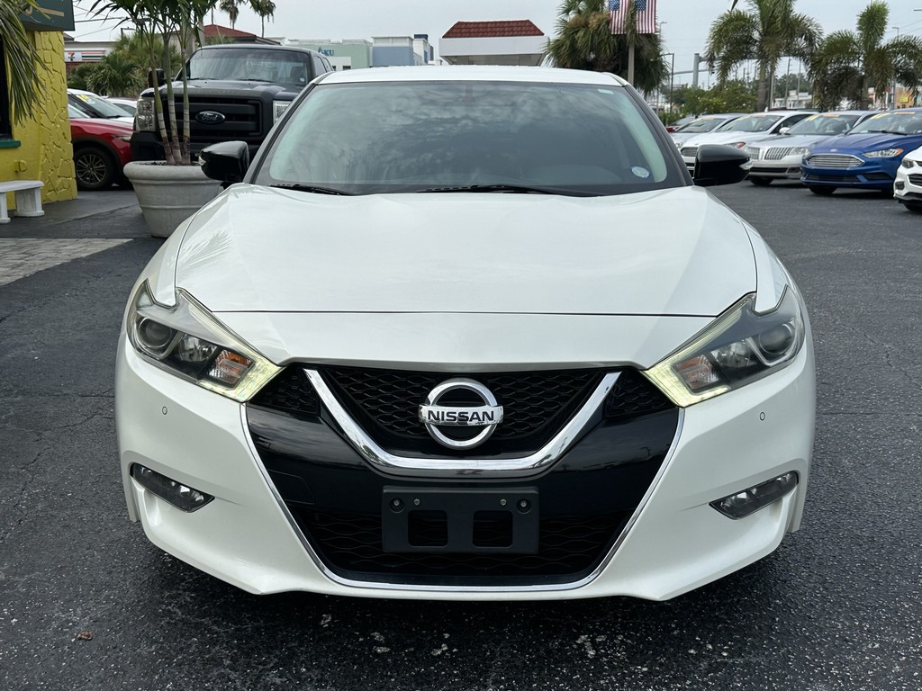 Nissan Maxima Vehicle Full-screen Gallery Image 02