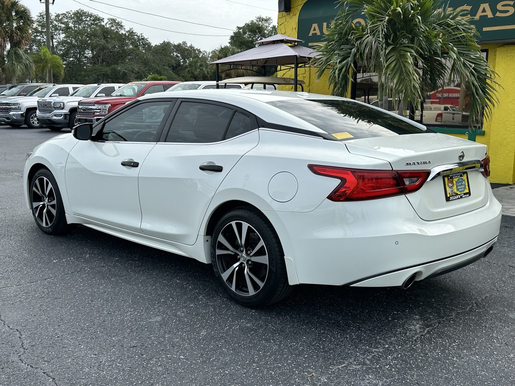 Nissan Maxima Vehicle Full-screen Gallery Image 04