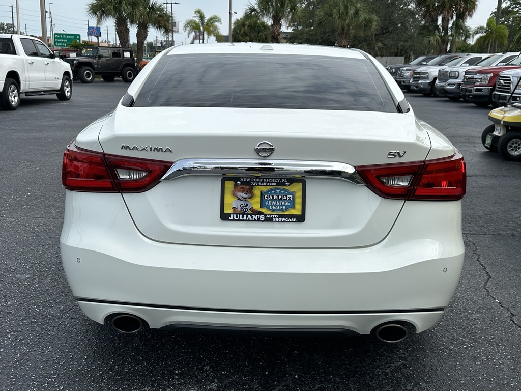 Nissan Maxima Vehicle Full-screen Gallery Image 05