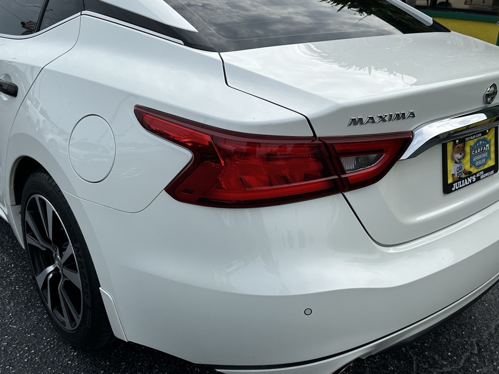 Nissan Maxima Vehicle Full-screen Gallery Image 06
