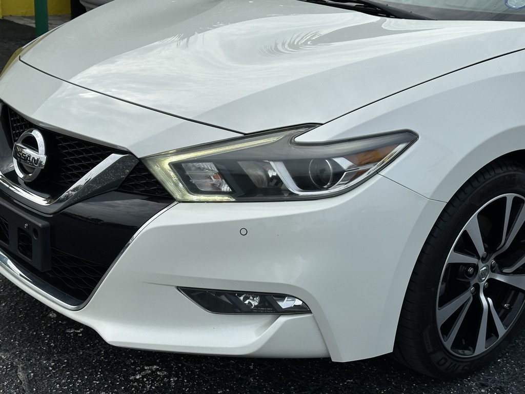 Nissan Maxima Vehicle Full-screen Gallery Image 08
