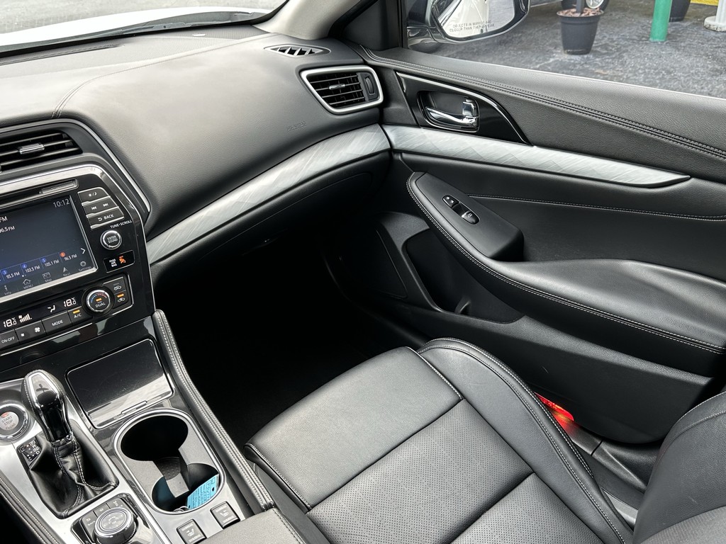 Nissan Maxima Vehicle Full-screen Gallery Image 12