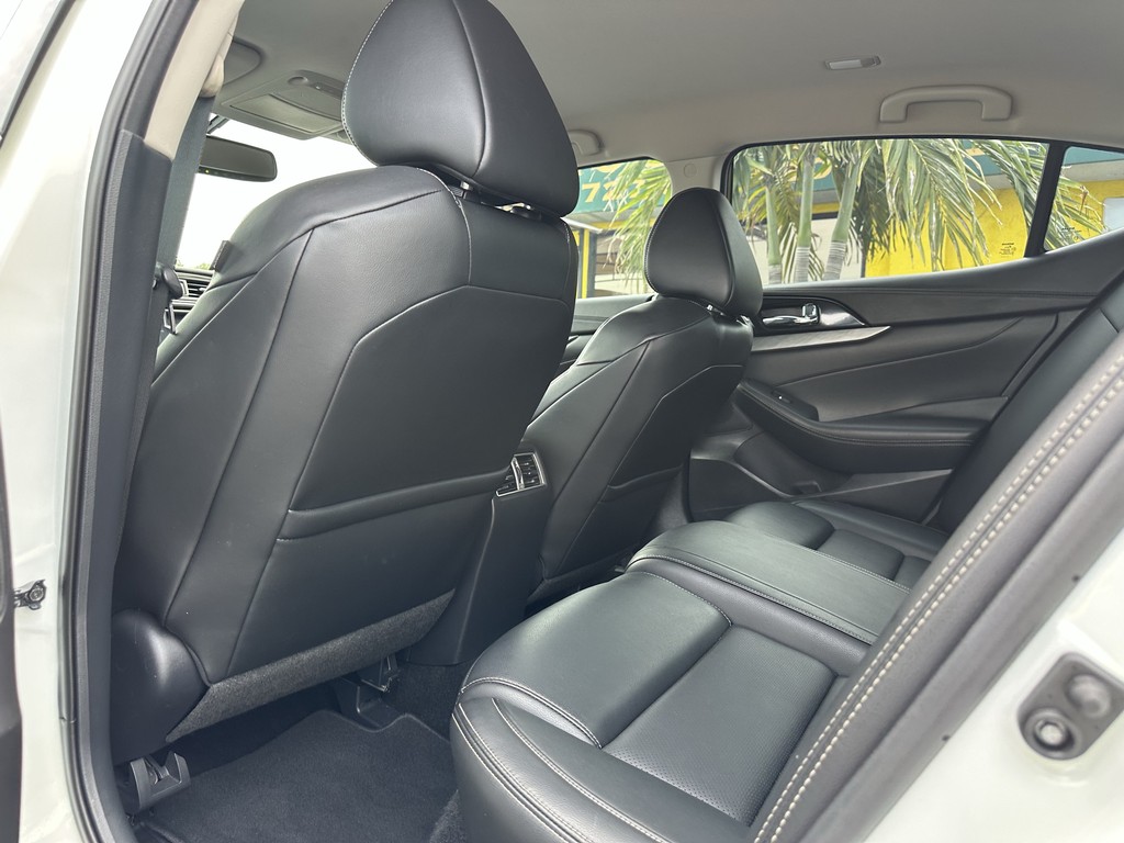 Nissan Maxima Vehicle Full-screen Gallery Image 14