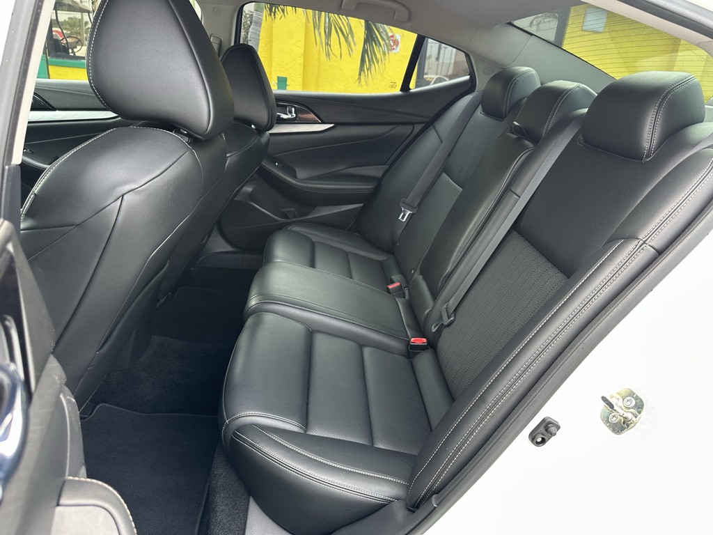 Nissan Maxima Vehicle Full-screen Gallery Image 15
