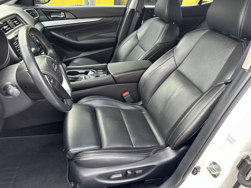 Nissan Maxima Vehicle Full-screen Gallery Image 17