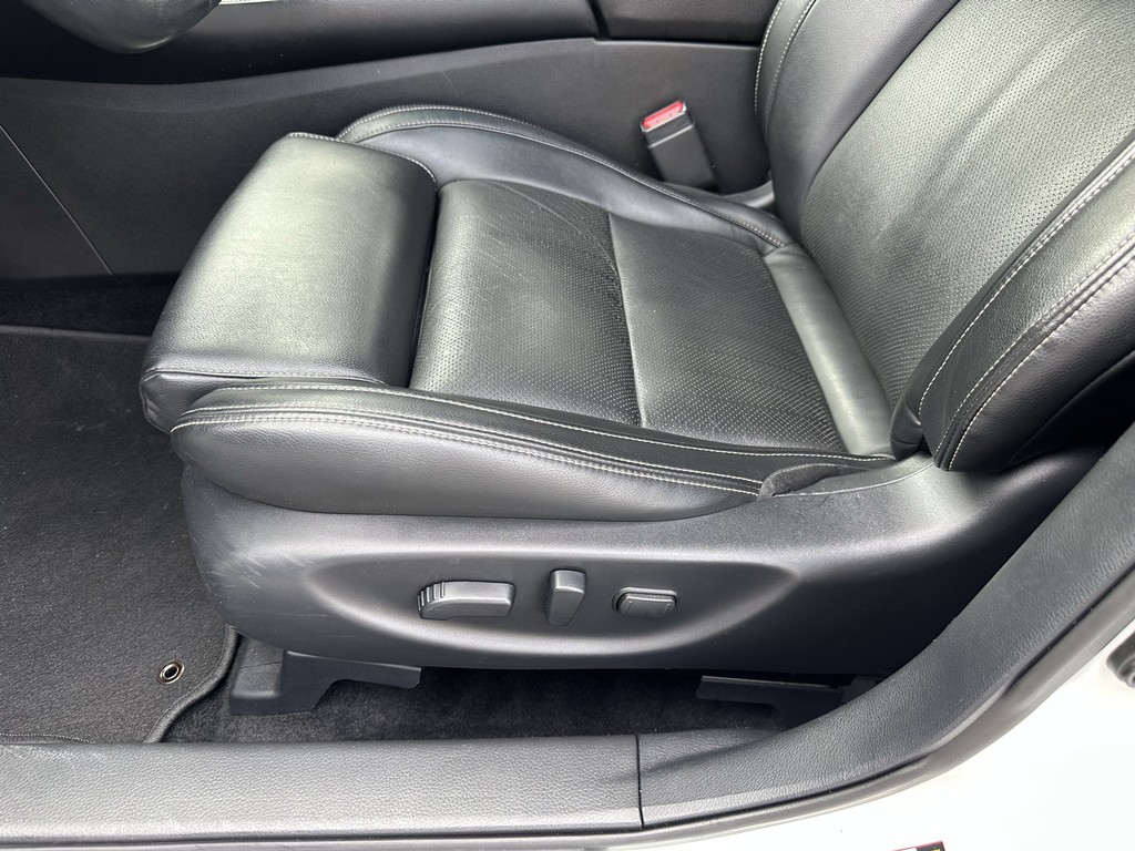 Nissan Maxima Vehicle Full-screen Gallery Image 18