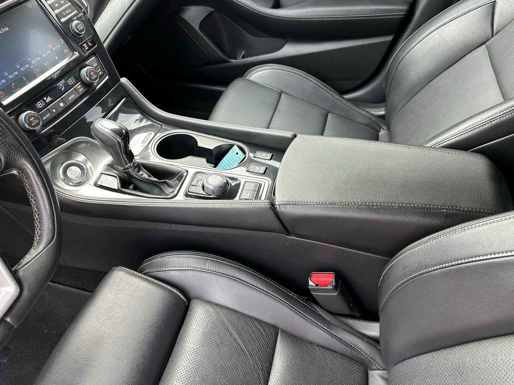 Nissan Maxima Vehicle Full-screen Gallery Image 19