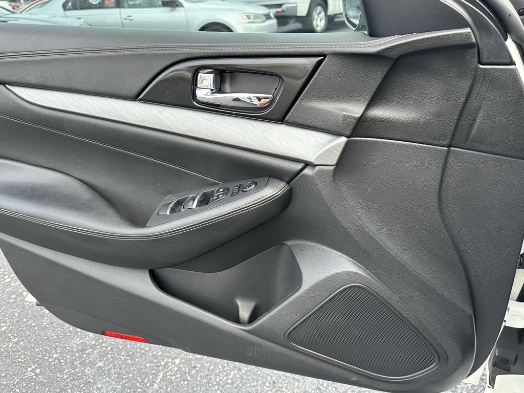 Nissan Maxima Vehicle Full-screen Gallery Image 20