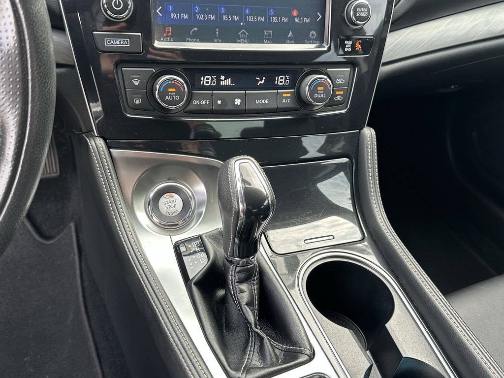Nissan Maxima Vehicle Full-screen Gallery Image 22