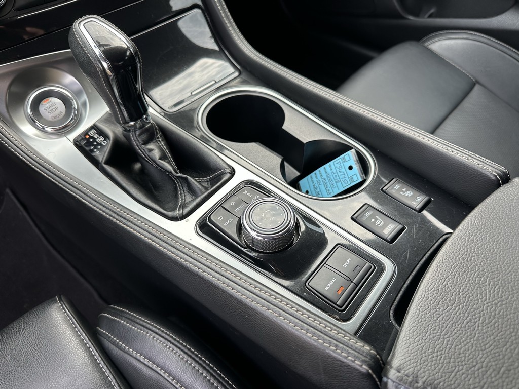 Nissan Maxima Vehicle Full-screen Gallery Image 23