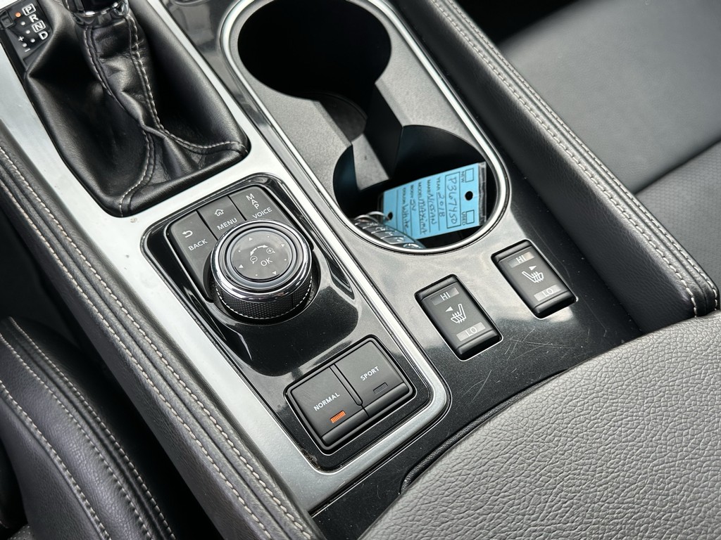 Nissan Maxima Vehicle Full-screen Gallery Image 24