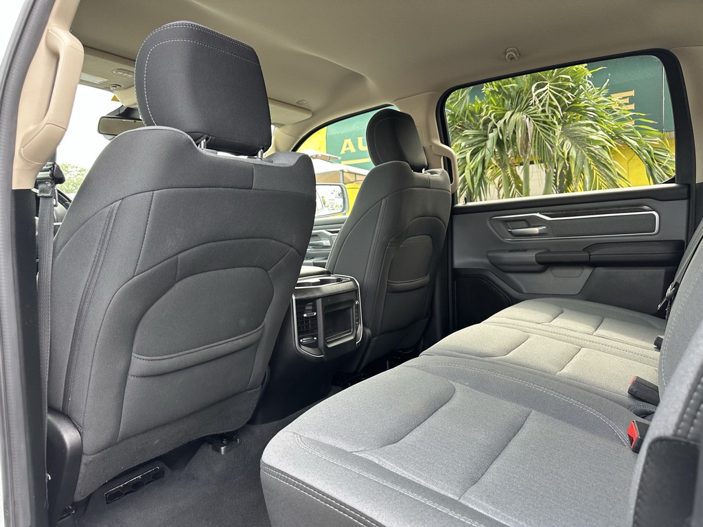 Ram 1500 Vehicle Full-screen Gallery Image 16