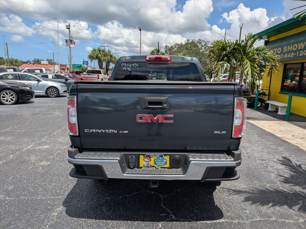 GMC Canyon Vehicle Full-screen Gallery Image 04