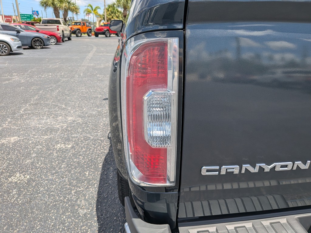 GMC Canyon Vehicle Full-screen Gallery Image 07