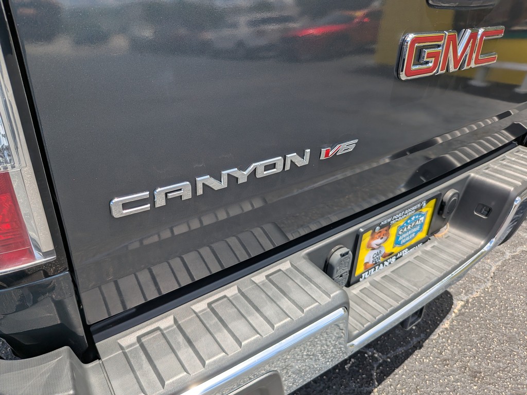 GMC Canyon Vehicle Full-screen Gallery Image 08
