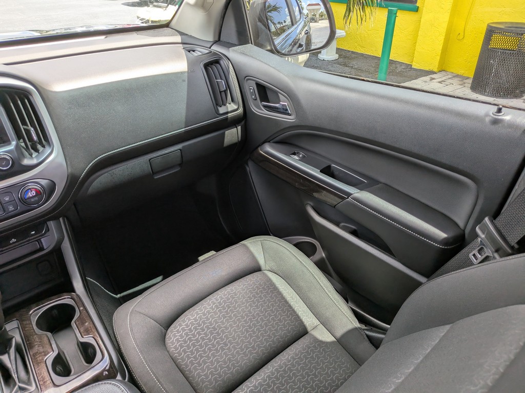 GMC Canyon Vehicle Full-screen Gallery Image 14
