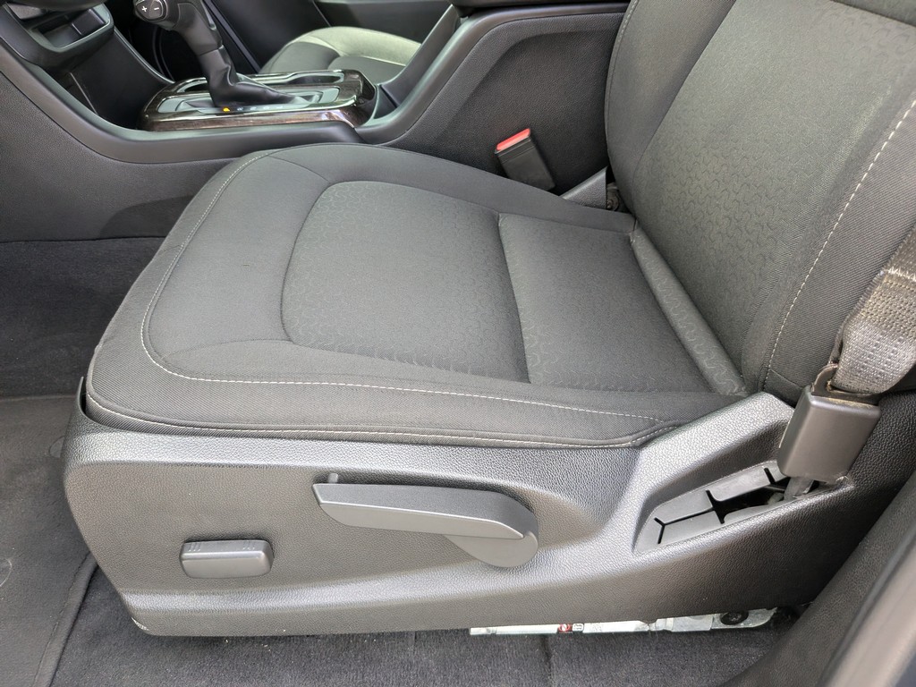 GMC Canyon Vehicle Full-screen Gallery Image 17