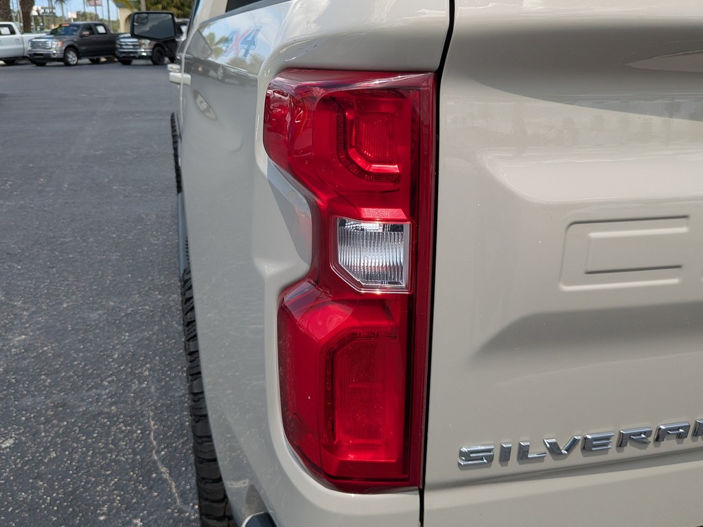 Chevrolet Silverado 1500 Vehicle Full-screen Gallery Image 07
