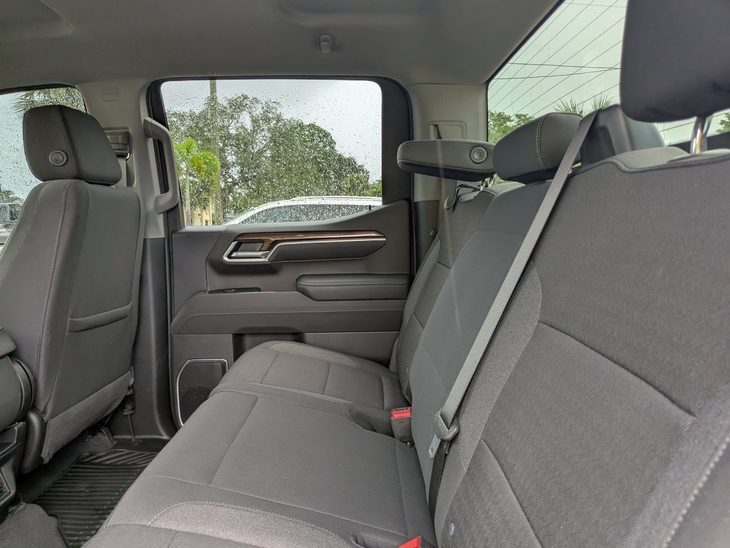Chevrolet Silverado 1500 Vehicle Full-screen Gallery Image 13