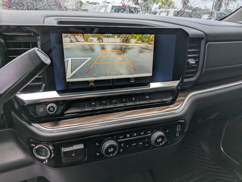 Chevrolet Silverado 1500 Vehicle Full-screen Gallery Image 18