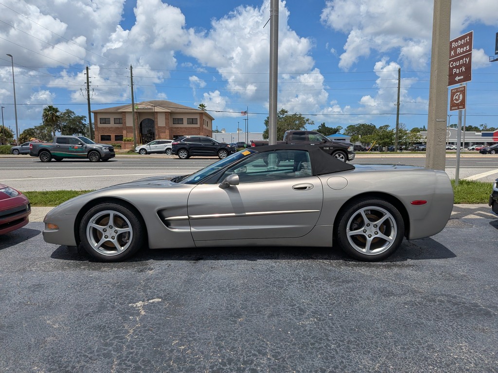 Chevrolet Corvette Vehicle Full-screen Gallery Image 02
