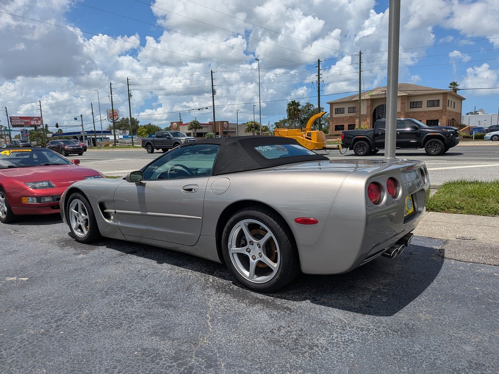 Chevrolet Corvette Vehicle Full-screen Gallery Image 03