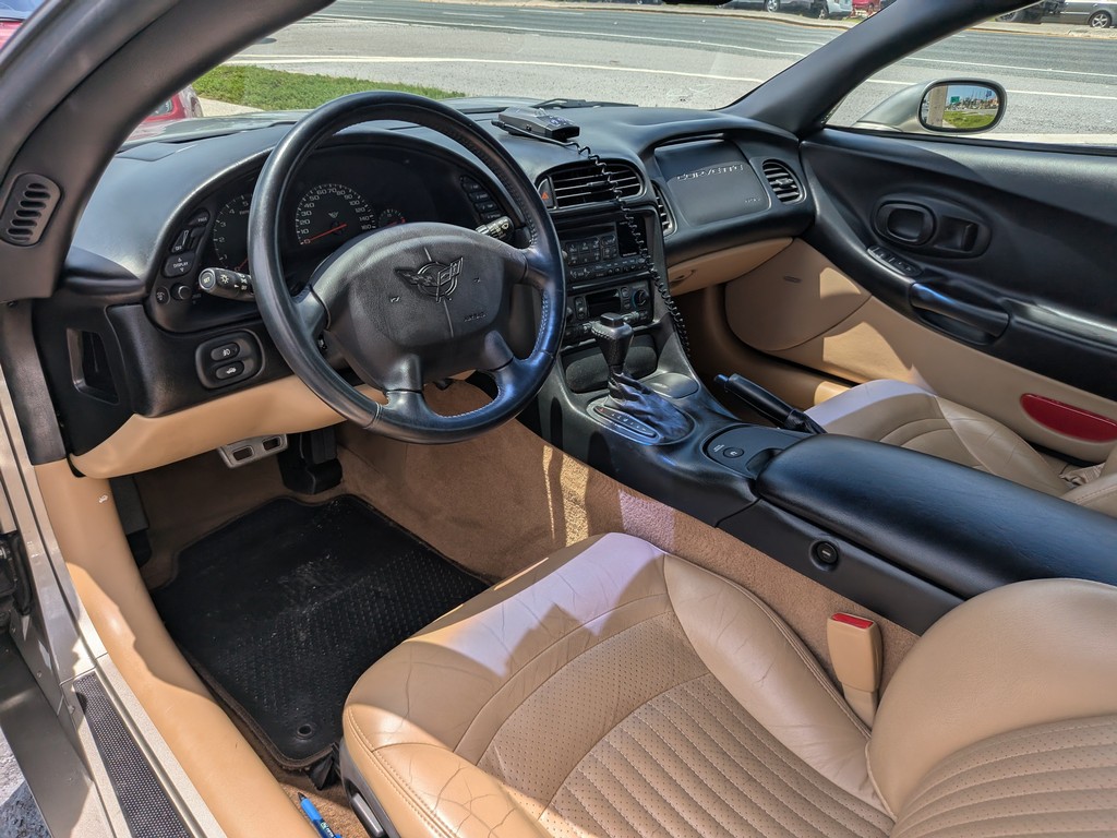 Chevrolet Corvette Vehicle Full-screen Gallery Image 04