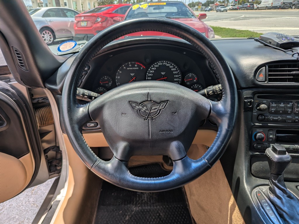 Chevrolet Corvette Vehicle Full-screen Gallery Image 05
