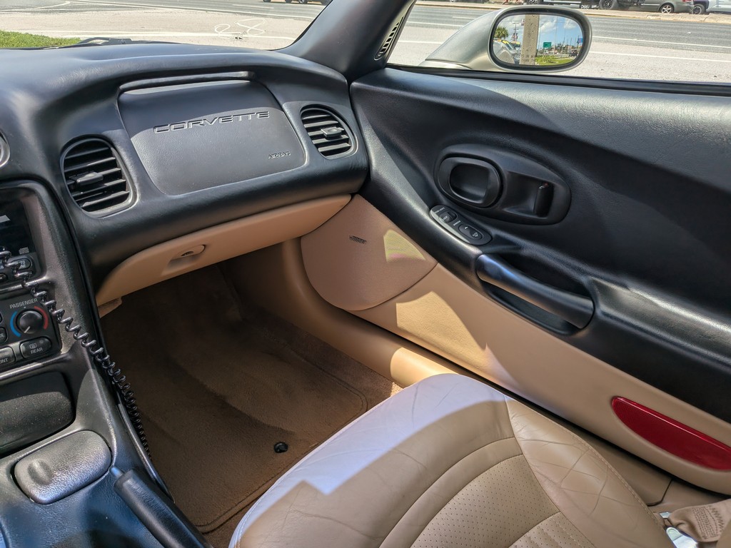 Chevrolet Corvette Vehicle Full-screen Gallery Image 07