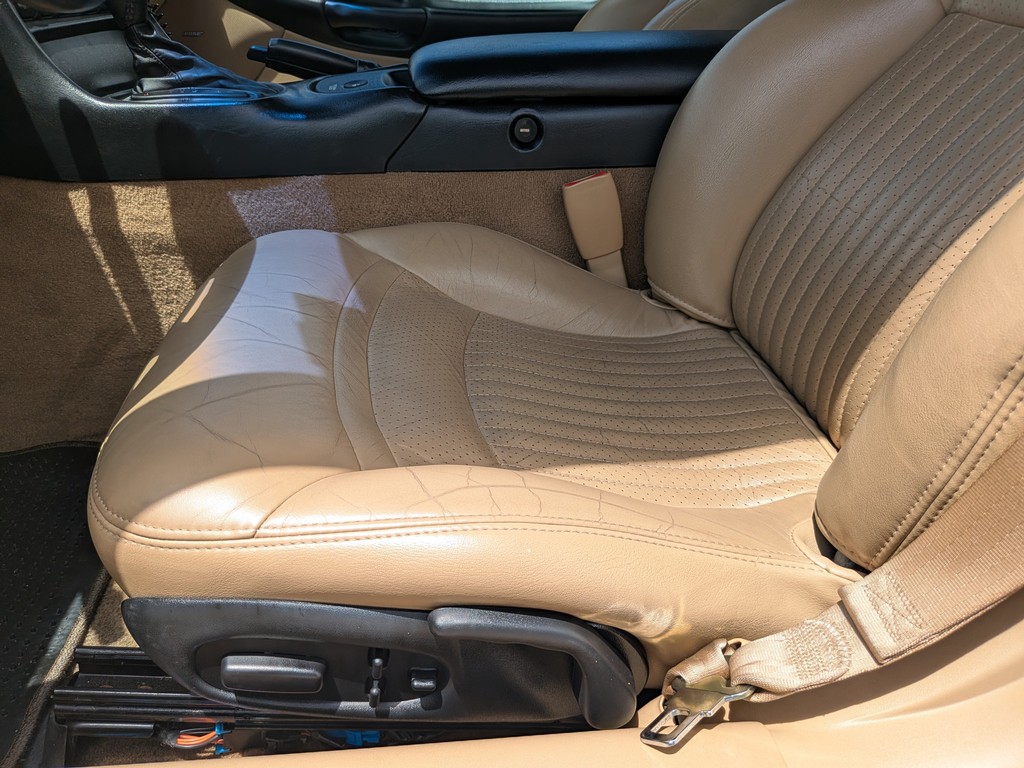 Chevrolet Corvette Vehicle Full-screen Gallery Image 12