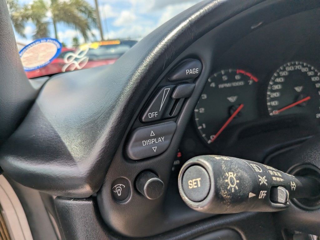 Chevrolet Corvette Vehicle Full-screen Gallery Image 16
