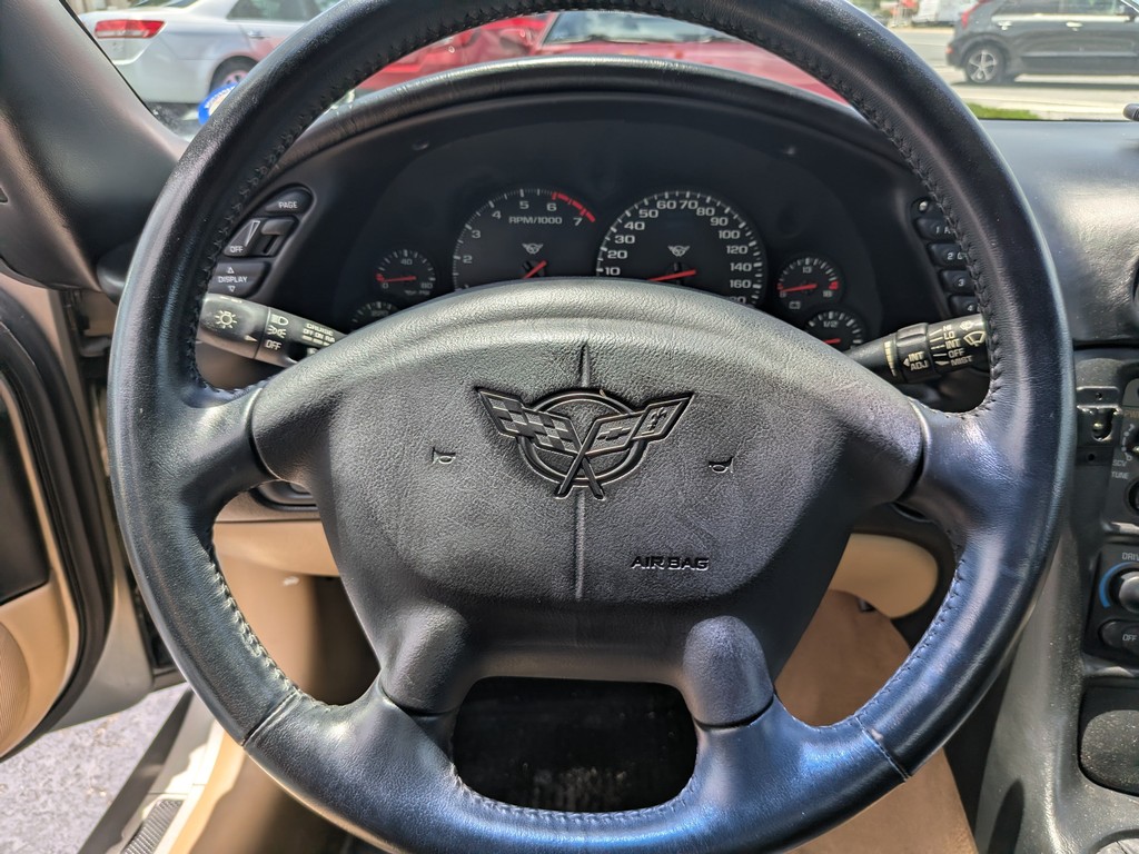 Chevrolet Corvette Vehicle Full-screen Gallery Image 17